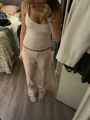 Ljusrosa kostymbyxor från BikBok - Säljer ett par ljusrosa kostymbyxor från BikBok i storlek 40. Byxorna har raka ben, pressveck och diskreta fickor. Perfekta för en clean och stilren look. Lite smutsiga längst ned på baksidan av benen. Nypris 499 pris går att diskutera