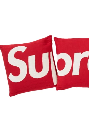 Supreme x Jules Pansu - 3 röda fyrkantiga kuddfodral från Supreme med stor vit text som tillsammans bildar logotypen. Tillverkade i tyg och perfekta för att ge rummet en streetwear-vibe.