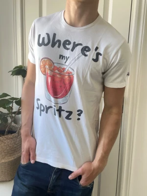 Where’s my spritz mc2 Saint Barth tröja  - Where’s my spritz mc2 Saint Barth tröja, Inga defekter! Modellen i bilderna är 180 cm 75 kg och bär Storlek M , Kom med frågor! 🌟 (Kan gå ned i pris vid köp av paket 😉) 