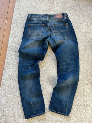 Nudie Steady Eddie 33/32 - Galet snygga Steady Eddie jeans från nudie. Storlek 34/32 men sitter som 33/32 Total längd 104 Midja 44 Benöppning 19 Pris kan diskuteras