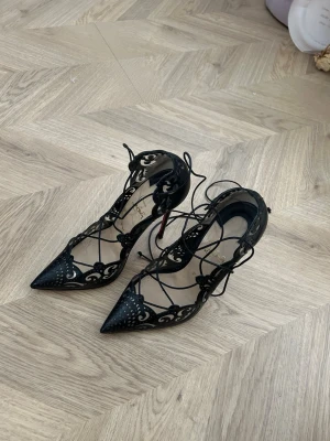 Klackskor - Christian Louboutin impera laser cut heels 120mm, 38,5.   Theese beautiful heels are stunning. They have been professionally restored but still shows some signs of wear. See the pictures. When worn it’s not noticeable but up close you can see where they have been fixed up.   Comes with box.