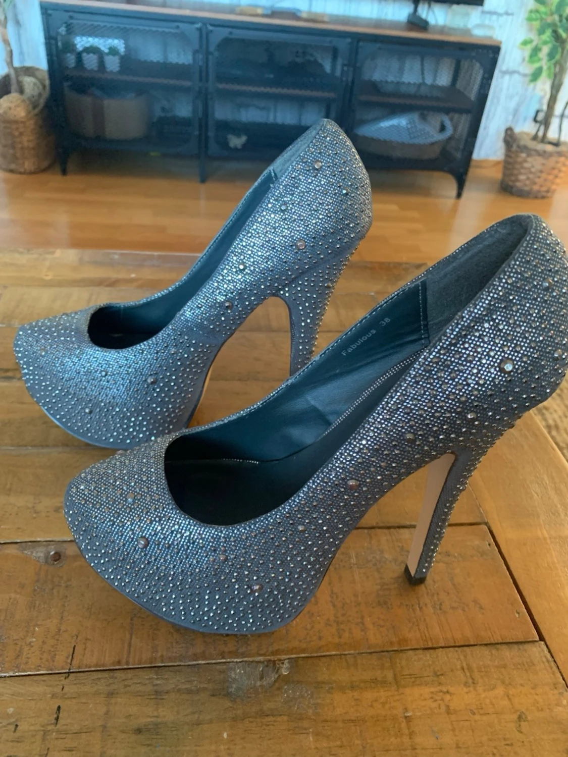 Glittriga silverpumps med platå