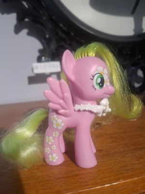 MLP Flower Wishes cutie mark magic - Medföljer accesoarer och freebies. Fint hår men lätt sliten svans, ska dock gå att fixas.