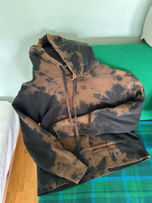 Acne Studios tröja  - Snygg batikmönstrad hoodie från Acne Studios modell Ferris Face.   I fint skick möjligen något blekare än ny. Har några små prickar/ färgskiftningar på framsidan som fanns med vid köp.  #acnestudios
