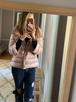 Ljusrosa trekvartsärmad Herno jacka  - Säljer en super snygg Herno jacka, då jag inte använder den lika mycket och passar inte till min vardagliga stil skicket är super bra. Den passar super fint till våren och även vintips då den håller värmen.