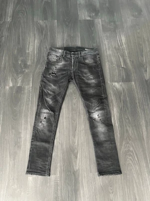 Dondup, svarta/gråa med slitningar - Dondup jeans svarta/gråa med lite slitningar, i modell Ritchie! 