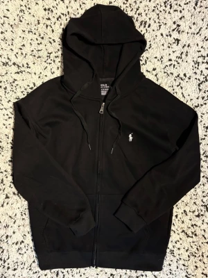 Ralph lauren hoodie - Helt ny hoodie från Ralph lauren,endast använt för att prova storleken men säljer då den ej passade mig