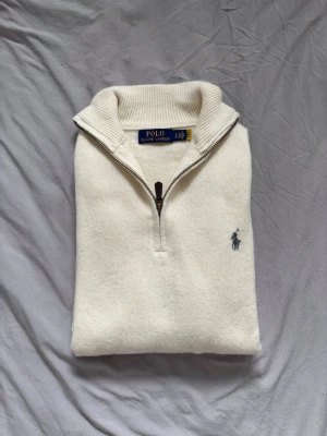 Ralph Lauren halvzip - vit - Tjena! Saljer nu denna Ralph lauren vita halvzipen. Ny aldrig använd. Storlek S, vid frågor kontakta gärna! Mvh Adam