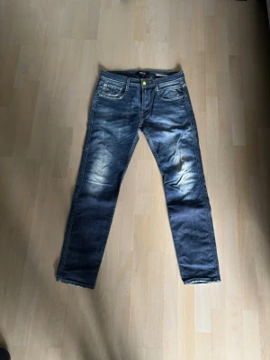 Replay jeans med slitningar - Snygga blåa replay jeans, slim fit. Jeansen har en cool tvättad look med sköna slitningar. Perfekta för en avslappnad stil. Storlek: W31 L30