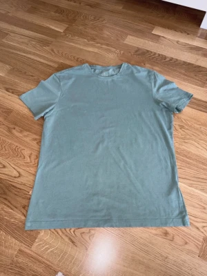 T-shirt H&M stl L - T-shirt från H&M i storlek L. Mycket fint skick. 