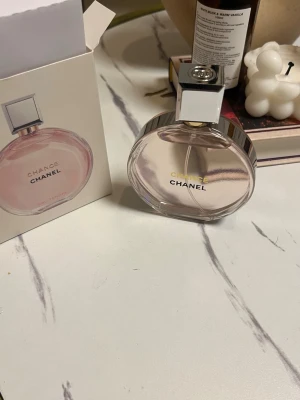 Chanel Chance Eau Tendre parfym - Chanel Chance Eau Tendre är en lyxig parfym i en rund glasflaska med silverfärgad kant och lock. Doften är fräsch och feminin, och flaskan har en ljusrosa ton. Perfekt för dig som gillar eleganta och fruktiga dofter. HEEELT FULL!
