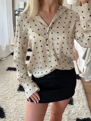 Prickig blus  - Prickig satin skjorta från h&m, superfint skick!