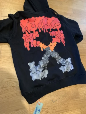 Svart hoodie från Off-White - Svart hoodie från Off-White med tag kvar. Storlek S