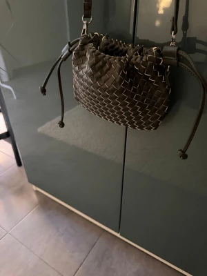 Ilse Jacobsen väska - Gullig liten väska från Ilse Jacobsen. Kan användas som crossbody och clutch. Nästan aldrig använd, därav väldigt bra skick.
