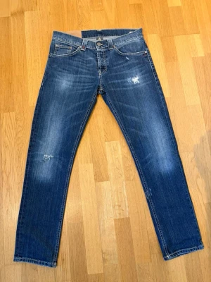 Dondup jeans  - Dondup Jeans Mius! Nypris: 3000 kr, säljs för: 799 kr. Modellen är 180 lång och väger 60 kg. Säljes i befintligt skick. (Skick: 9/10)  