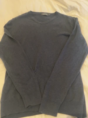 Blå dressmann tröja - Säljer marinblå färgad tröja ifrån dressmann i storlek S. Den är inte mycket använd, utan har främst bara hängt i garderoben och därav säljer jag den. Den har inga vidare defekter eller liknande. Om du har frågor som mått eller andra bilder, så bara hör av dig! 🤙🤩