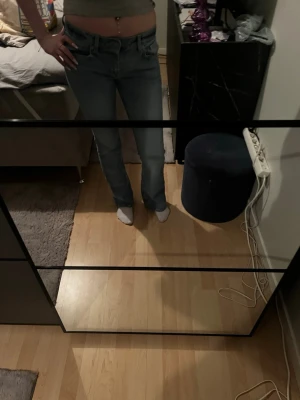 Ljusblå bootcut jeans från lager 157 - Säljer ett par ljusblå bootcut jeans från Lager157 med klassisk femficksdesign och låg midja. Jeansen har en snygg tvätt och är tillverkade i denim med lite stretch för skön passform. Perfekta för en trendig och avslappnad look.