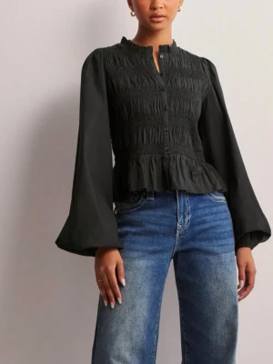 Svart blus med smock och volang - Jätte fin blus som endast är använd en gång