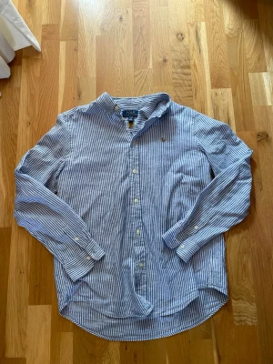 Ralph lauren skjorta - snygg Ralph lauren skjorta i nyskick bara använd en gång utan några defekter är junior storlek men passar som m i vuxen