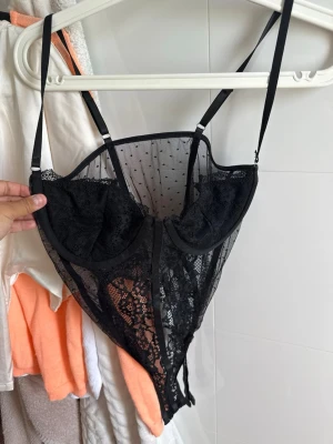 Prickig svart body  - Snygg body med prickigt mönster.