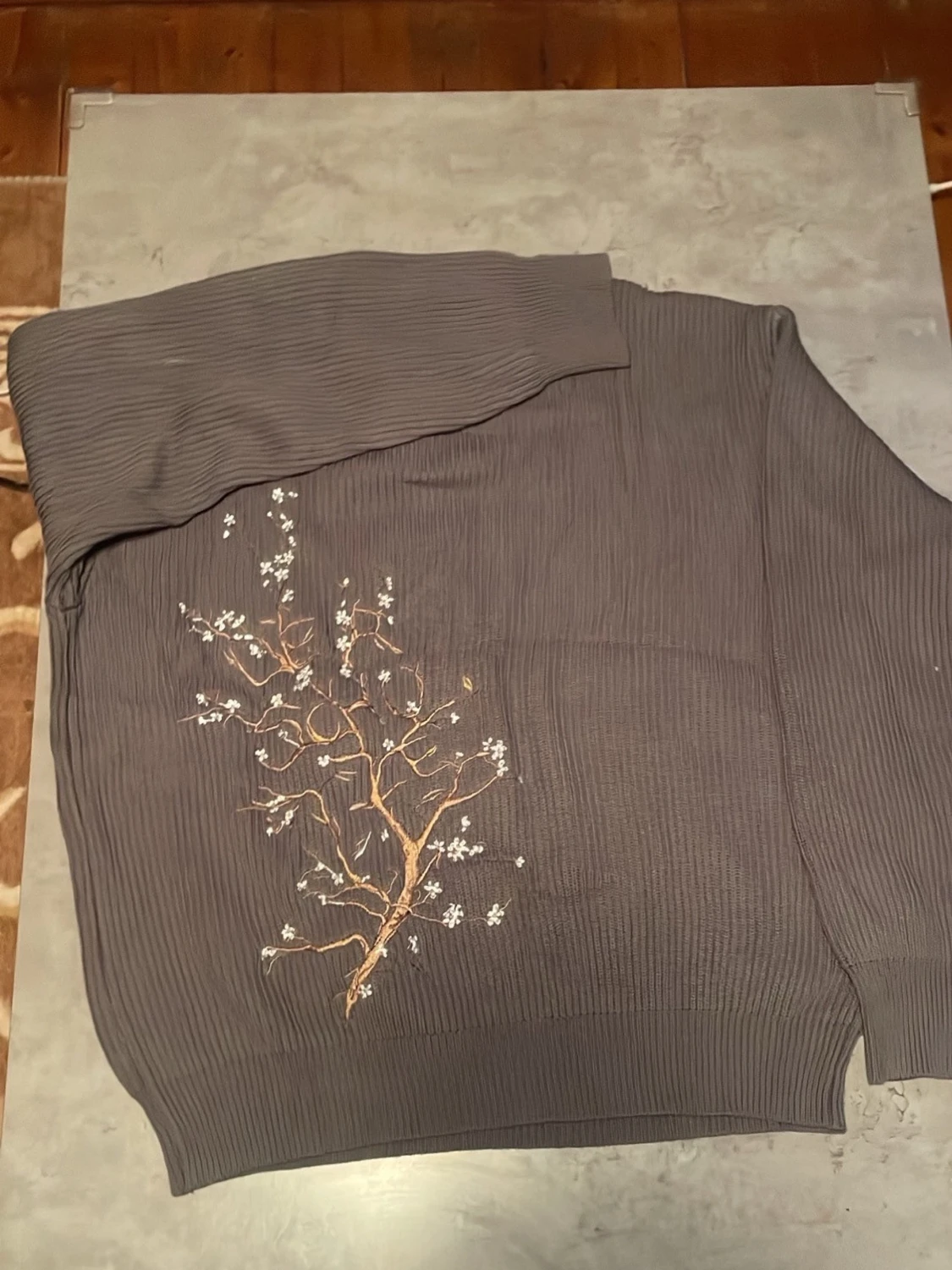 Grå stickad tröja med broderi - 1