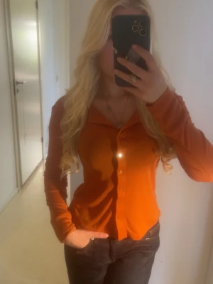 Orange långärmad kofta med knappar - Orange långärmad tröja i så mjukt material! Från H&M