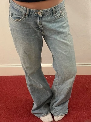Ljusblå baggy jeans med vida ben - Säljer ett par ljusblå zara baggy jeans med vida ben och klassisk femficksmodell. Jeansen har låg midja och avslappnad passform, använda få gånger då jag inte använder vida jeans ofta! 🥰