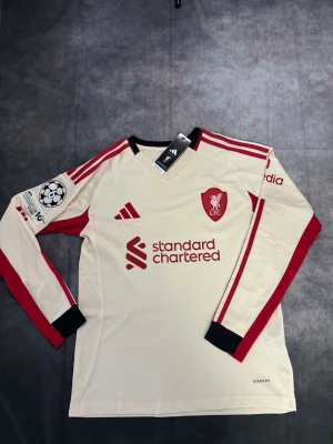 Liverpool tröja - Liverpool tröja ⚽ Storlek: S 🆕 Helt ny med tag kvar Packeteras ordentligt inför leverans 📦