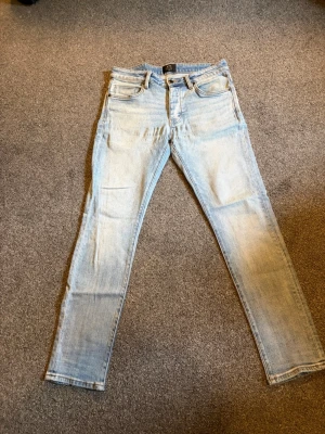 Ljusblå slim fit jeans från neuw  - Snygga ljusblå slim fit jeans med klassisk femficksdesign och dragkedjegylf. 