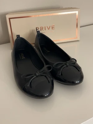 Svarta ballerinaskor från Privé - Säljer dessa ballerinaskor från Privé som är i mycket fint skick och använda endast fåtal gånger. Storlek 39 💕 nypris 700