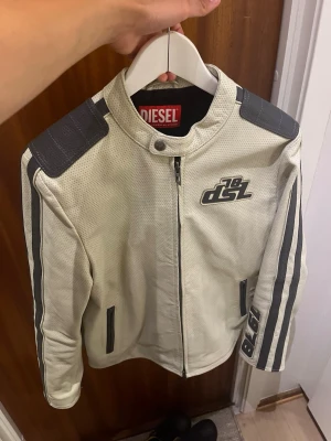Diesel jacka  - Säljer min Diesel L-POP skinnjacka i storlek 46 (M). Snygg racinginspirerad modell i äkta getskinn med bra passform och hög kvalitet.  Använd max 3 gånger  Nypris: 11000kr  Denna jacka finns inte att köpa längre så passa på😉