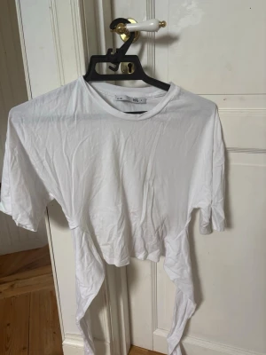 Vit knyt tshirt - Vit tvist som kan knyter bak i ryggen!