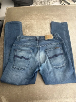 Nudie Jeans Herr Slim Fit Thinn Finn - Säljer nu mina riktigt sköna nudie jeans med en väldigt unik tvätt❗️Mycket bra skick - inga defekter | Slim fit passform ✅| Storlek 32/32, sitter väldigt true to size🤗 | Modell: Thinn Finn | |Snabb affär = priset sänks |Alltid frakt inom 24h🚚📦|
