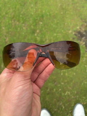 Oakley sportiga bruna solglasögon - Säljer ett par sportiga solglasögon från oakley. De enda är några enstaka små repor men som knappt märks av. 