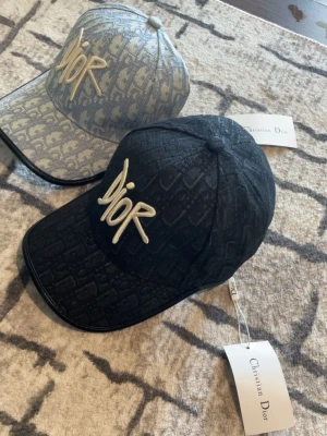 Dior Grå keps - Säljer två nya snygga dior keps. En är för 625kr men ifall du vill ha den andra så finns den i min profil och ifall du vill ha båda så får du dem för 925kr. Passa på och köp och är det något du undrar skriv!.🏆