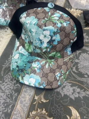 Snygg och väldigt unik  keps med blå blommor - Unik och snygg keps med fina blå blommor som passar jätte bra för sommaren om du köper den hära kommer du skina av alla människor 
