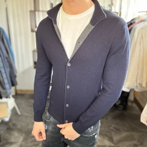 Gran sasso cardigan - Mycket fint skick, inga defekter. Nypris ca 2500kr. Passar dig som är 175-185cm ungefär. Storlek 52 men sitter som M.  Modellen är 185 cm, 75 kg. Alltid billigare pris vid köp av flera varor‼️🙌Svarar alltid på frågor eller funderingar! 
