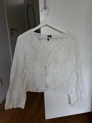 Blus - Vit blus från Vero Moda storlek M men passar för S. Knytning i mitten. 