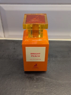 Bright Peach parfym från Alhambra - Sommrig doft likt av persika, fungerar otroligt bra i sommaren. Ca 80-85% kvar. Ingen box.