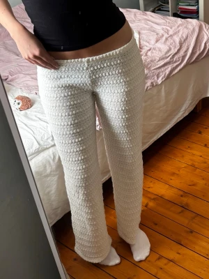 Crotchet low waist pants - Säljer dessa populära lågmidjade byxorna från Nelly i storlek S då de är för korta på mig som är 175 med rätt så långa ben. Aldrig andvänd och i helt nytt skick. Jättefina sommarbyxor som man kan ha när man är utomlands, på stranden eller bara en vanlig sommardag💕