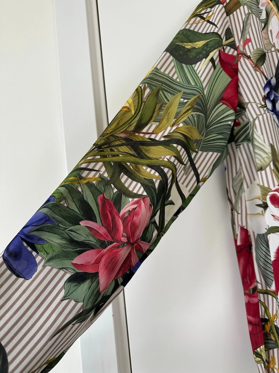 Lindex - Blommig & randig blus med v-ringning - storlek 38 - 4