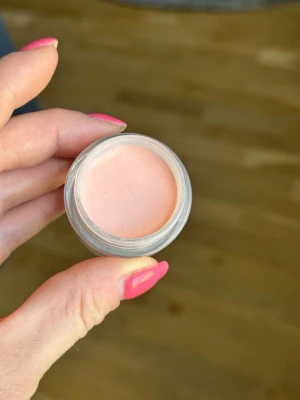 DIPSY Dip Powder ljusrosa nagelpulver - Säljer ett DIPSY Dip Powder i en snygg ljusrosa nyans. Pulvret kommer i en liten rund burk med guldfärgat lock och är perfekt för att skapa naturliga och fräscha naglar. Passar dig som gillar en mjuk och feminin look. Innehåller 15g.