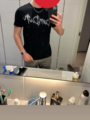 Svart Dondup t-shirt med sprey-tryck - Säljer nu denna dondup T-shirten som är limiterad och inte går att få tag på. Använd ett fåtal gånger, condition 9/10. Pris kan diskuteras vid snabb affär💸💸