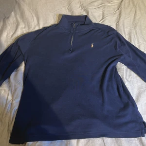 POLO RALPH LAUREN - Jag säljer denna super fina RALPH LAUREN som funkar allt man har på sig den passar på 170 cm står det och den är äkta köpt från butik och den är super snygg jag köpte ny pris 1500 kr 
