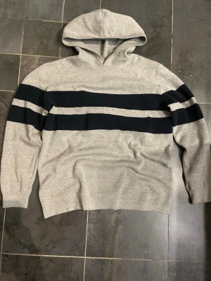 Hoodie med ränder - Riktigt snygg hoodie med ränder. Storlek M. Skriv vid frågor.