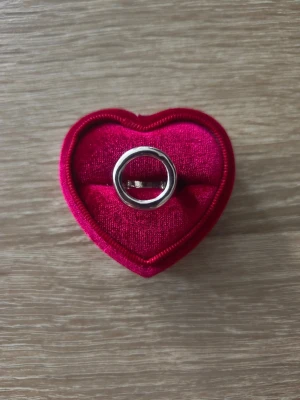Enkel silverfärgad ring - ring i storlek 17,3mm, silverfärgad. 