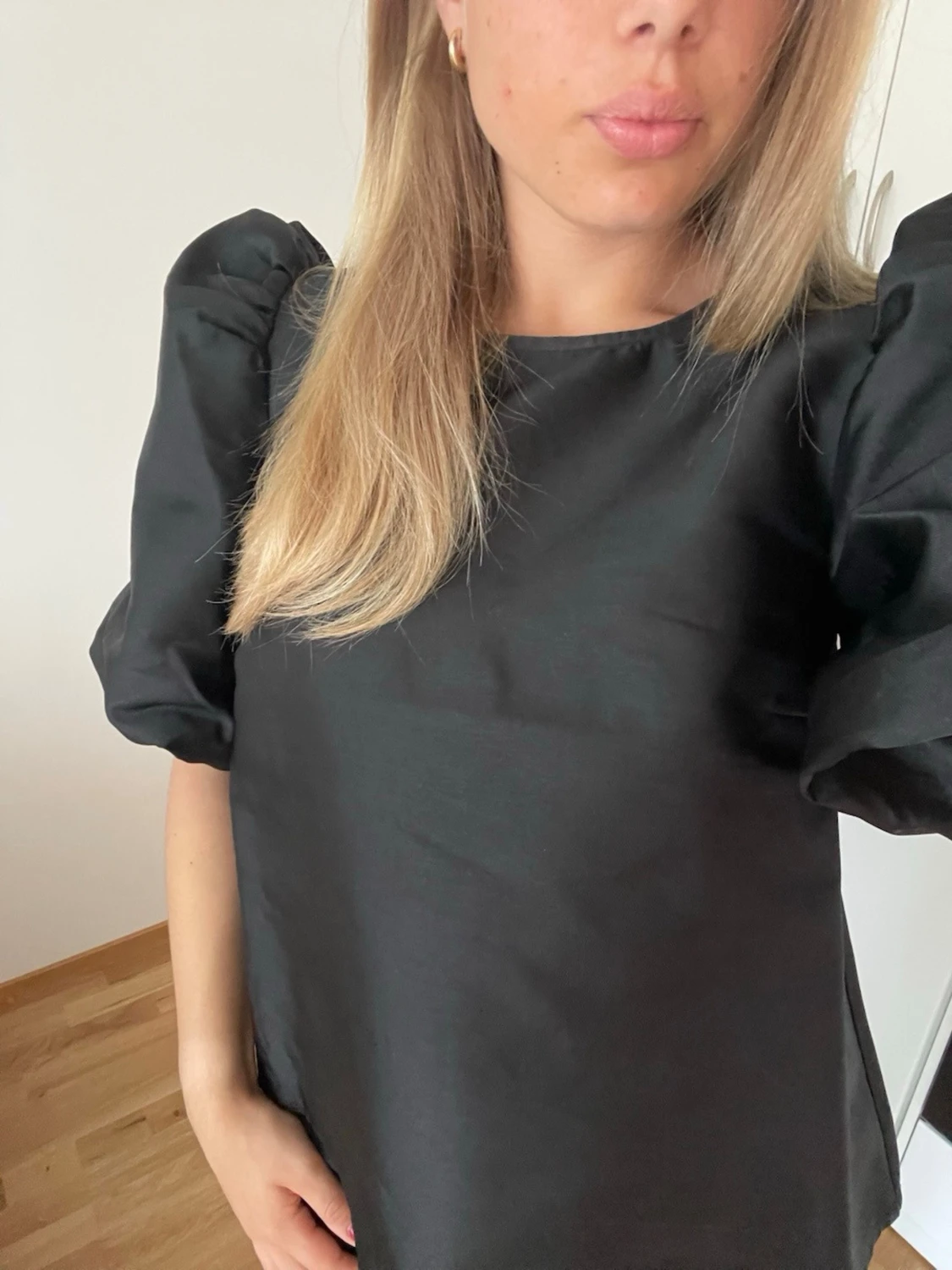 Svart blus med puffärm - 1