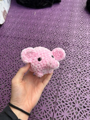 Virkad rosa elefant - Virkad med fluffigt garn och Polyesterfyllning. Säkerhetsögon, de rekommenderas inte för barn under 3 år.  Skriv om du undrar något!!🫶🏻