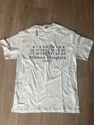 Maison margiela T-shirt  - Helt ny och oanvänd Maison margiela T-shirt i storlek S. Skitfett plagg att ha till sommarn!