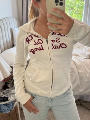 Hollister zip up tröja - fin hollister tröja med luva och dragkedja i ok skick💓